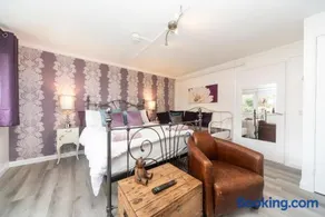 11 Boutique studio apartment perfect for peaceful getaway, secluded garden, quiet location - Image 3