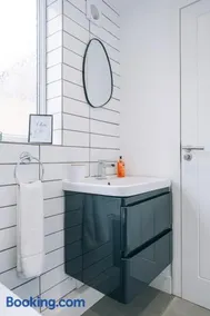 3 Bedroom House Workstays UK - Image 4