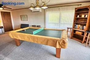 1MMView-2Kings-HotTub-PoolTable-Arcade-Waterfall - Image 2