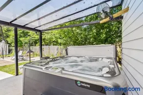 Spacious Family Getaway- Salt Water Pool & Hot Tub - Image 2