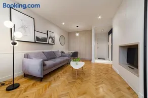 Central Apartment with Balcony and Views, Old Town, metro - Image 1
