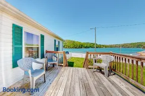 Riverfront Stay Sleeps 6 Deck Firepit Water View - Image 1