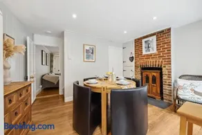 2-Bedroom Stylish & Gorgeous, Cosy Westgate Cottage Retreat, Central Winchester, Free On-Street Parking Permit, with Garden, Close to Cathedral - Sleeps 6, Pets are Welcome - by Blue Puffin Stays - Image 4