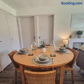 19 the Coombe Charming, 2-Bedroom Family Chalet with Parking, Near Bude Beaches - Image 4