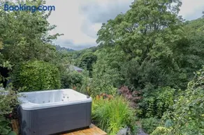 Charming Eco Hideaway on the Dee River with Private Relaxing Hot Tub - Image 4