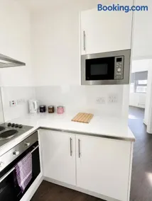 Extra large 2Bedroom 2Bathroom Apartment with Parking Contractor Friendly In Croydon city Centre - Image 3