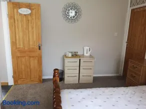 En-suite Bedroom in a quiet bungalow - Image 4