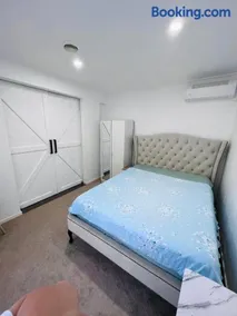 Premium Snooze Queen Bed Petite Room - Image 2