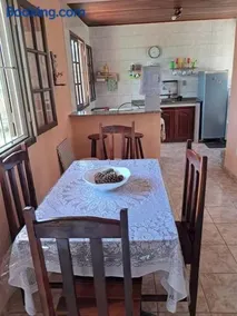 Casa com quintal, churrasqueira, 300 metros da praia de Cordeirinho, vaga de garagem para 2 carros, capacidade para 6 hóspedes e ônibus de graça - Image 4