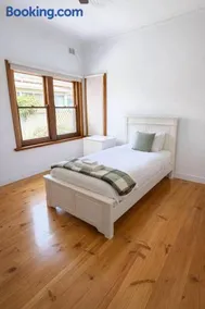 2BR Seaside Retreat in Largs North - Image 2