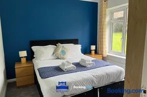 3 Bedroom Cosy Bungalow By Beds Away Short Lets & Serviced Accommodation Chalgrove With Outdoor Dining Area - Image 2