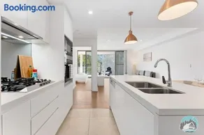 Epping 2BR House with Parking - Image 2