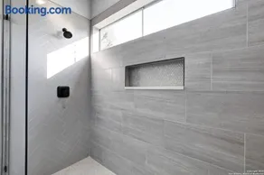 Gorgeous 6BR Sleeps 18 w Hot Tub - Image 3