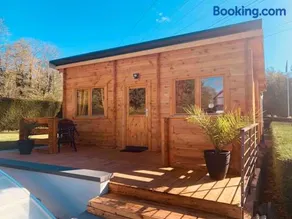 Chalet 2 personnes avec jacuzzi privatif et piscine saisonnière partagée - Image 2