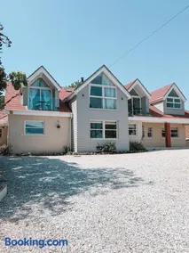 The Retreat Luxury Hot Tub Escape Near Cardiff - Image 2