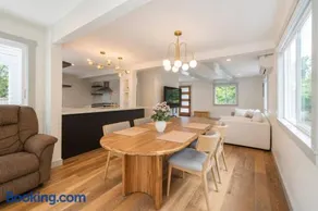 4BR Seattle Stunner - Image 2