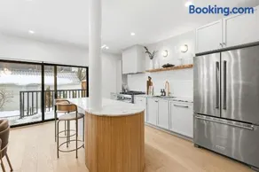 Beautiful 5BR Family Home Near Lake & Downtown - Image 2