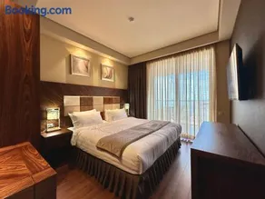 Luxury Dreamland Oasis Apartment - Image 1