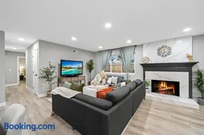 Entire Private Home with 3 Bedrooms 2 Bathrooms, Hot Tub, Garage, King Bed, Available Now - Image 3