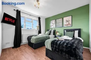 New 4 Bed House - Sleeps 6 - Parking - Wifi - 2 Bath - Image 3