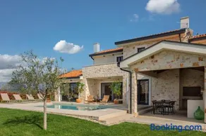 Escapist Villa - Image 2