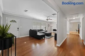 Atlanta Family Retreat Stylish 4BR Sleeps 8 - Image 2