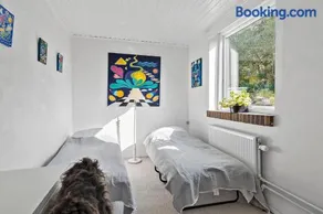Logi i hus med kunst og have - Image 5