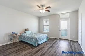 5BR 3BA Waterfront Home Near Highway and Area Attractions - Image 4