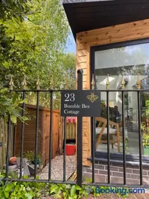 Bumble Bee Cottage - Image 2