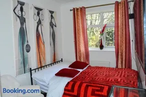 Whole Home with 4 bedrooms, Full Kitchen, 55"TVs and WiFi - Image 4