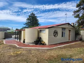Jack's Tidal Pool Shack Kingscote - Image 1