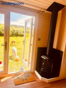The Woolly Retreat Alpaca shepherds hut - Image 3