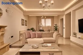 Elysium Villa, Refined Stay Close To Sandy Shore - Image 3