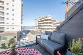 Bright seaview apartment with terrace in Ostend - Image 2