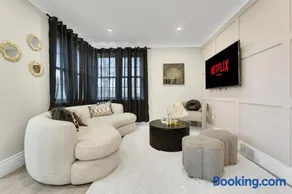 Spacious & Cozy 4-Bedroom Retreat Near the Falls Sleeps 8 - Image 1