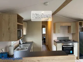 M&B Holiday Home 2025 Cozy Beach side Caravan 4 Beds, 3 Sofa Bed, 7 Sleep, Wifi, Tea and Coffee, Free Parking - Image 4
