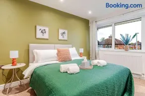 3BR Home Parking & WiFi Manchester with Large Garden - Image 2