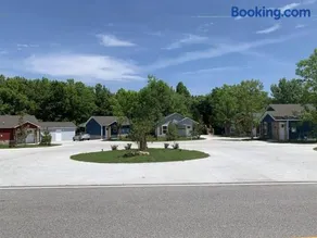 Cozy Cottage • King Bed • Grove • Kayaks • Boat Parking - Image 3
