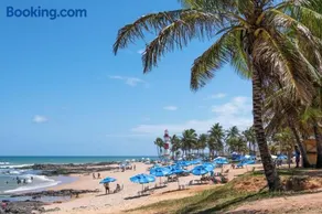 Flat na Praia de Itapuã no Terreo com AR-Condicionado - SEM TAXAS - Image 1