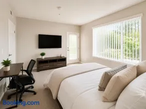 Private Room in Shared Apartment with Resort Amenities Pool Sauna Gym Hot-Tub - Image 3