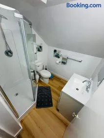 Artistic Apartment Near Downtown - Image 5