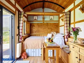 The Flying Scotsman Shepherd's Hut with Hot Tub - Image 1