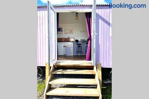 Lilac Tree Hut - Image 1
