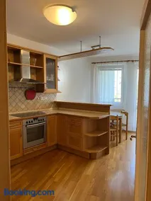 Spacious 1-Bedroom Apartment with Private Parking - Image 3