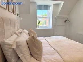 Tenby Sea View Apartment with Swimming Pool - Image 3