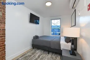The New York Minute Apt -3 bedrooms -Sleeps 13 - Image 3