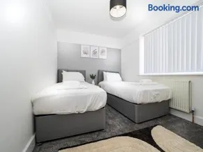 3BR Haven Retreat in Wallasey with FREE Street Parking - Image 5