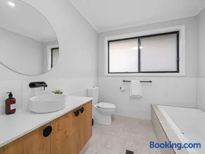 Brand new 3 bed townhouse walk to town - Image 2