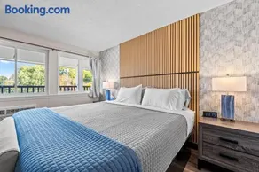 King Bed in Lux Boutique Hotel - Image 2