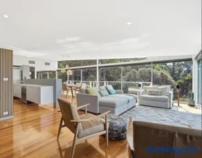 Luxe Hobart Villa - Boxwood - Image 2